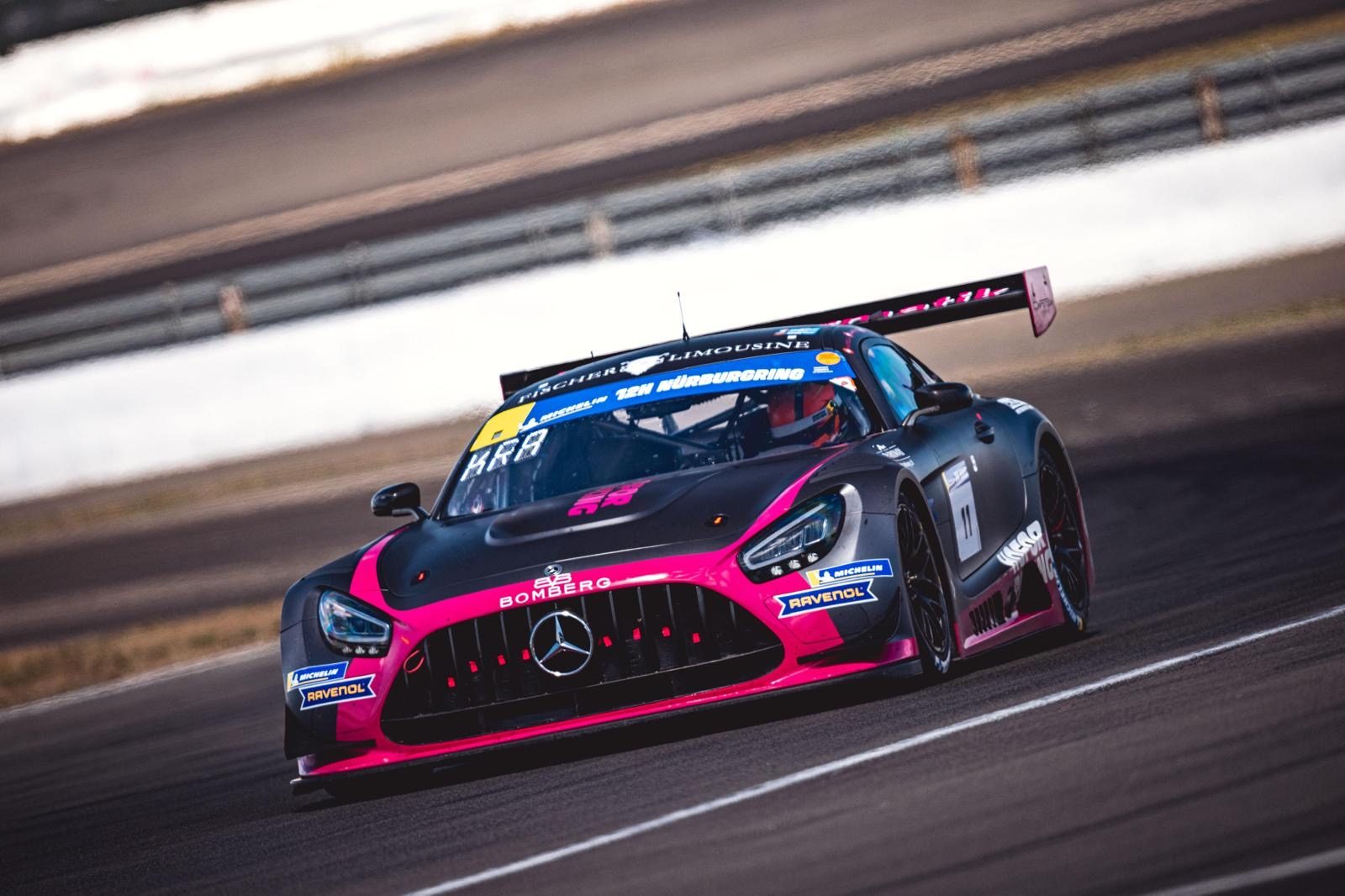 Pink-schwarzer Mercedes-AMG GT3 EVO von Hofor Racing auf der Strecke